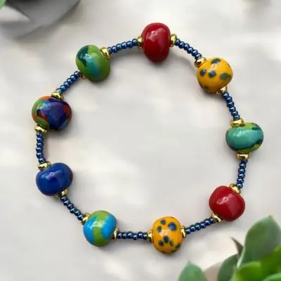 Delicate perlearmbånd - Crazy Parrot, KAZURi Scandinavia - Armbånd